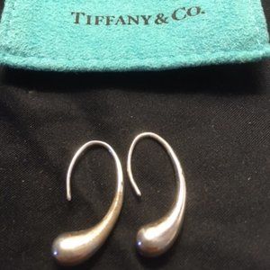 Tiffany & Co: elsaperetti-teardrop-earrings